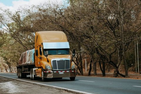 Грузовые перевозки — иллюстрация