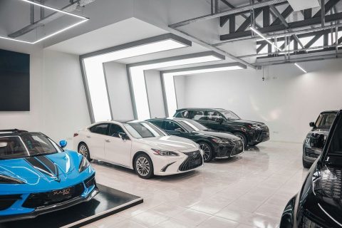 Автосалоны и дилеры — иллюстрация