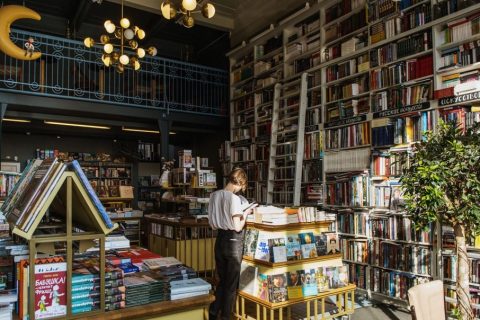 Книжные магазины — иллюстрация