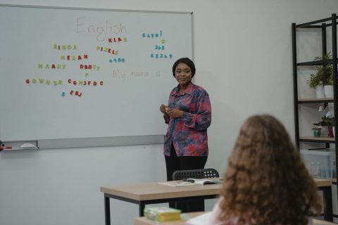 Языковые курсы — иллюстрация