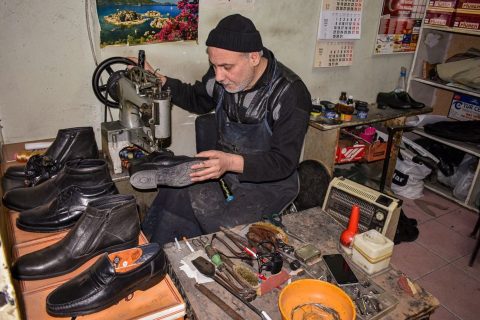 Ремонт обуви — иллюстрация
