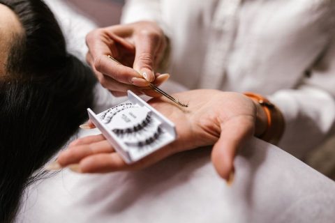 Ресницы и брови — иллюстрация